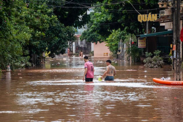 Typhoon Narra floods Lang Son, Vietnam LANG SON, VIETNAM - AUGUST 24: Residents and soldiers clear debris and assist with cleanup operations following flooding in L?ng Son, Vietnam, on August 24, 2026. The flooding, caused by heavy rains associated with Typhoon No. 4, has affected homes, roads and businesses across the province. Magdalena Chodownik Anadolu Lang Son Vietnam. Editorial use only. Please get in touch for any other usage.  Copyright: x2026xAnadoluxMagdalenaxChodownikx