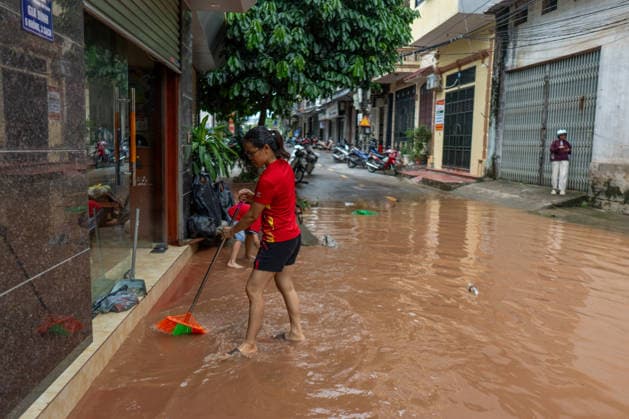 Typhoon Narra floods Lang Son, Vietnam LANG SON, VIETNAM - AUGUST 24: Residents and soldiers clear debris and assist with cleanup operations following flooding in L?ng Son, Vietnam, on August 24, 2026. The flooding, caused by heavy rains associated with Typhoon No. 4, has affected homes, roads and businesses across the province. Magdalena Chodownik Anadolu Lang Son Vietnam. Editorial use only. Please get in touch for any other usage.  Copyright: x2026xAnadoluxMagdalenaxChodownikx