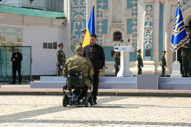 President of Ukraine Volodymyr Zelenskyy talks with a wounded Ukrainian soldier in a wheelchair during the official celebration of the 35th anniversary of the restoration of Ukraine’s independence in Sofiiska Square, Kyiv, Ukraine, August 24, 2026. (Photo by Marianna Kotyk Ukrinform) Celebration of Ukraine’s 35th Independence Day in Kyiv  Copyright: xMariannaxKotykx