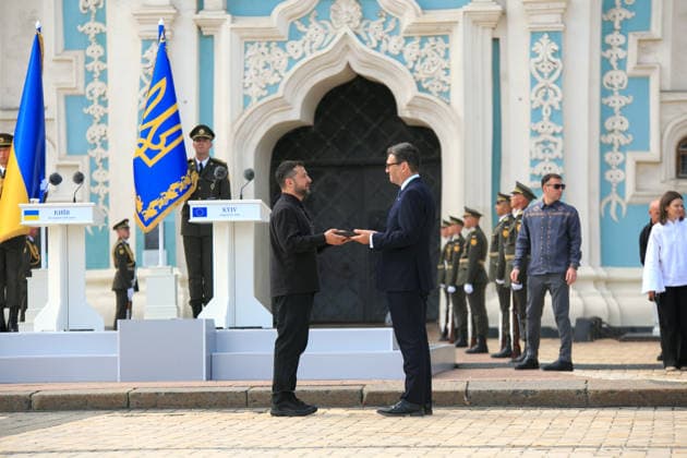 President of Ukraine Volodymyr Zelenskyy (L) presents the Order of Liberty to Prime Minister of the United Kingdom Andy Burnham during the official celebration of the 35th anniversary of the restoration of Ukraine’s independence in Sofiiska Square, Kyiv, Ukraine, August 24, 2026. (Photo by Marianna Kotyk Ukrinform) Celebration of Ukraine’s 35th Independence Day in Kyiv  Copyright: xMariannaxKotykx