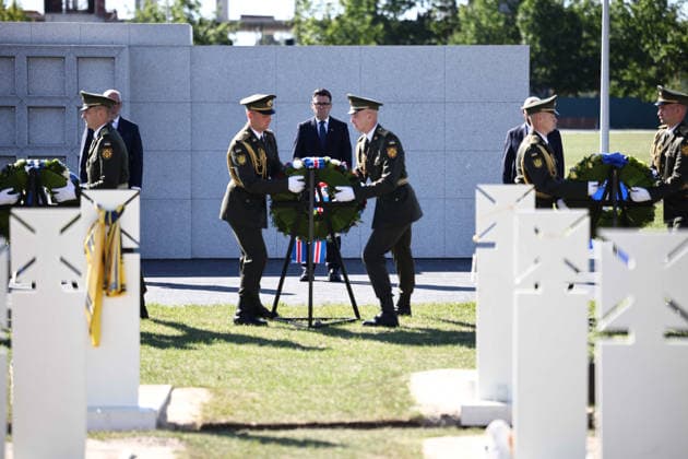 UK PM Andy Burnham visits Ukraine as the country celebrates its independence Britain s prime minister Andy Burnham (Rear C) takes part in a wreath-laying ceremony at Ukraine s national military memorial cemetery in Hatne, southwest of Kyiv on August 24, 2026. Ukraine hosts a meeting of its key European backers on August 24 to press for critical air-defence supplies and more pressure on Moscow, with Russian attacks killing more civilians than at any time since the first months of the invasion., Credit:HENRY NICHOLLS PA ROTA - B68 Avalon Ukraine, Hatne  Copyright: xHENRYxNICHOLLSx xPAxROTAx-xB68x xAvalonx 1128202302