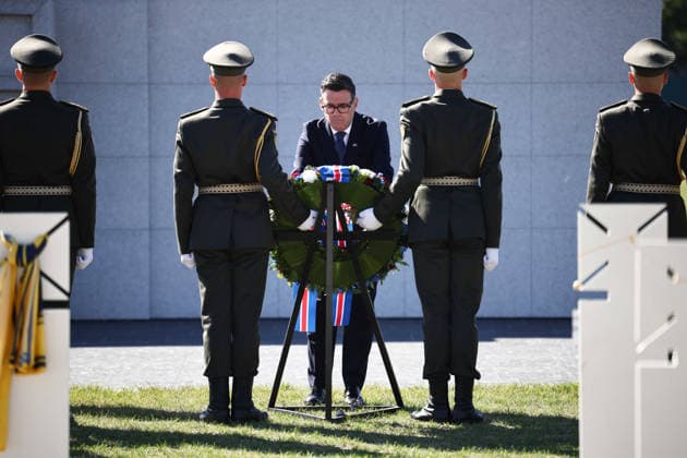 UK PM Andy Burnham visits Ukraine as the country celebrates its independence Britain s prime minister Andy Burnham takes part in a wreath-laying ceremony at Ukraine s national military memorial cemetery in Hatne, southwest of Kyiv on August 24, 2026. Ukraine hosts a meeting of its key European backers on August 24 to press for critical air-defence supplies and more pressure on Moscow, with Russian attacks killing more civilians than at any time since the first months of the invasion., Credit:HENRY NICHOLLS PA ROTA - B68 Avalon Ukraine, Hatne  Copyright: xHENRYxNICHOLLSx xPAxROTAx-xB68x xAvalonx 1128202315