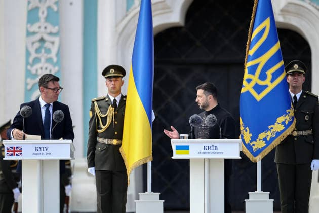 UK PM Andy Burnham visits Ukraine as the country celebrates its independence Britain s prime minister Andy Burnham (L) looks at Ukraine s President Volodymyr Zelensky (R) delivering a speech during a commemorative ceremony marking Ukraine s 35th Independence Day outside St. Sofia cathedral in Kyiv on August 24, 2026. Ukraine hosts a meeting of its key European backers on August 24 to press for critical air-defence supplies and more pressure on Moscow, with Russian attacks killing more civilians than at any time since the first months of the invasion. The leaders of Luxembourg, Moldova, Estonia and EU Council President Antonio Costa are also in Kyiv for the talks hosted on Ukraine s Independence Day and which come amid the war s latest escal  Copyright: xHENRYxNICHOLLSx xPAxROTAx-xB68x xAvalonx 1128203421