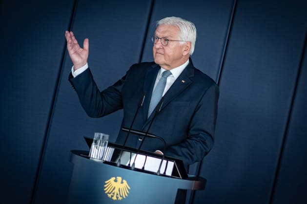 Bundespräsident Frank-Walter Steinmeier bei der symbolischen Schlüsselübergabe für den temporären Amtssitz am Spreebogen;Bundespräsident Symbolische Schlüsselübergabe für Amtssitz am Spreebogen als Interimslösung während des Umbaus von Schloss Bellevue, Berlin Berlin Deutschland Amtssitz am Spreebogen *** Federal President Frank Walter Steinmeier at the symbolic key handover for the temporary official residence at the Spreebogen Federal President Symbolic key handover for the official residence at the Spreebogen as an interim solution during the renovation of Bellevue Palace, Berlin, Berlin, Germany Official residence at the Spreebogen