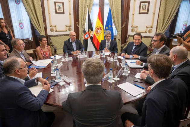 Carlos Cuerpo Meets with Juan Jesús Vivas in Ceuta First Vice President and Minister of Economy, Trade, and Business Carlos Cuerpo d and the President of Ceuta, Juan Jesús Vivas i, during their meeting at the Ceuta Assembly Palace on August 24, 2026, in Ceuta, Spain. Cuerpo visited Ceuta to discuss the economic support needed by the autonomous city in the wake of the initial migration crisis at the end of July. AUGUST 24, 2026 Ceuta, Spain  Copyright: xMarcosxMorenox 7729783