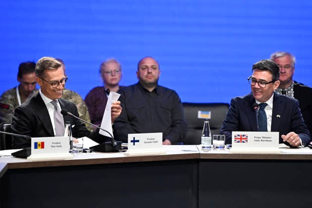 LKS 20260824 Finland s President Alexander Stubb (L) and Britain s Prime Minister Andy Burnham (R) talks during the meeting of Coalition of the Willing in Kyiv, Ukraine on Ukraine’s 35th Independence Day, August 24, 2026. - ANTTI AIMO-KOIVISTO Kiova Ukraine  Copyright: xAnttixAimo-Koivistox oB_B1BnwP3g