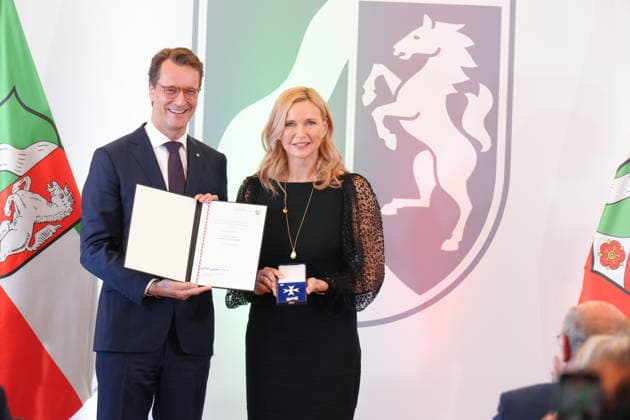 Verleihung des Verdienstorden NRW mit Ministerpraesident Veronica Ferres bekommt von Ministerpraesident Hendrik Wuest Ihren Orden und die Urkude bei der Verleihung des Verdienstorden des Landes Nordrhein-Westfalen in der Staatskanzlei, Duesseldorf, 24.08.2026 Duesseldorf Nordrhein-Westfalen Deutschland *** Award Ceremony for the Order of Merit of North Rhine-Westphalia: Minister President Veronica Ferres receives her medal and certificate from Minister President Hendrik Wuest during the award ceremony for the Order of Merit of the State of North Rhine-Westphalia at the State Chancellery in Düsseldorf, August 24, 2026, Düsseldorf, North Rhine-Westphalia, Germany