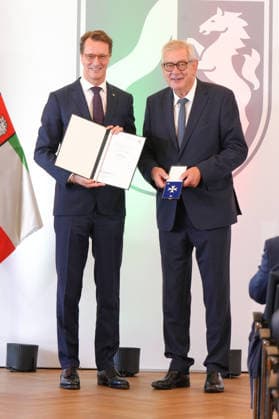 Verleihung des Verdienstorden NRW mit Ministerpraesident Wuest Hendrik Wuest gemeinsam mit Unternehmer Arndt G. Kirchhoff mit dem Orden und Urkunde in der Hand bei der Verleihung des Verdienstorden des Landes Nordrhein-Westfalen in der Staatskanzlei, Duesseldorf, 24.08.2026 *** Award Ceremony for the Order of Merit of North Rhine-Westphalia with Minister-President Wuest Hendrik Wuest, together with entrepreneur Arndt G. Kirchhoff, holding the medal and certificate during the award ceremony for the Order of Merit of the State of North Rhine-Westphalia at the State Chancellery in Düsseldorf, August 24, 2026