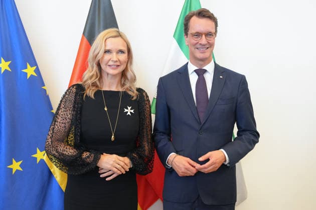 Verleihung des Verdienstorden NRW mit Ministerpraesident Wuest Ministerpraesident Hendrik Wuest gemeinsam mit Schauspielerin Veronica Ferres bei der Verleihung des Verdienstorden des Landes Nordrhein-Westfalen in der Staatskanzlei, Duesseldorf, 24.08.2026 Duesseldorf Nordrhein-Westfalen Deutschland *** Award Ceremony for the Order of Merit of North Rhine-Westphalia with Minister President Wuest Minister President Hendrik Wuest together with actress Veronica Ferres at the award ceremony for the Order of Merit of the State of North Rhine-Westphalia at the State Chancellery in Düsseldorf, August 24, 2026, Düsseldorf, North Rhine-Westphalia, Germany