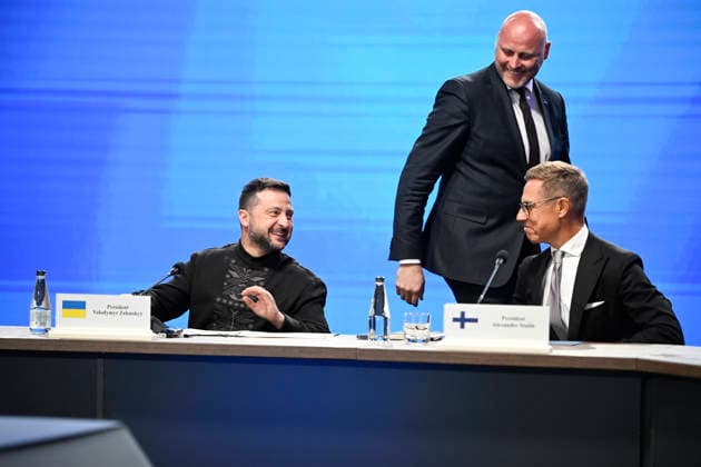LKS 20260824 Ukraine s President Volodymyr Zelensky (L), Latvia s Prime Minister Andris Kulbergs and Finland s President Alexander Stubb (R) reacts during the joint press conference of the Coalition of the Willing Meeting in Kyiv, Ukraine on Ukraine’s 35th Independence Day, August 24, 2026. - ANTTI AIMO-KOIVISTO Kiova Ukraine  Copyright: xAnttixAimo-Koivistox PxR_KJ-KctM