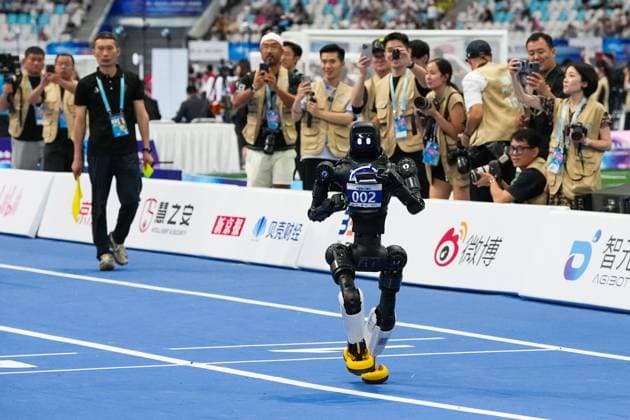 (260824) -- BEIJING, Aug. 24, 2026 -- The robot of Ningxia AGIbot Team competes during the 100m Obstacles of the 2nd World Humanoid Robot Games in Beijing, capital of China, Aug. 24, 2026. ) (SP)CHINA-BEIJING-WORLD HUMANOID ROBOT GAMES (CN) JuxHuanzong 