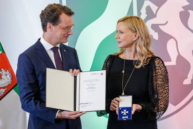 24.08.2026. Düsseldorf. (l-r) NRW-Ministerpräsident Hendrik Wüst und Veronica Ferres bei der Verleihung des Verdienstordens des Landes Nordrhein-Westfalen anlässlich des 80. Landesgeburtstages. Veronica Ferres hat als Schauspielerin den deutschen Film geprägt und Nordrhein-Westfalen als Kulturstandort international vertreten. Auch als Produzentin blieb sie ihrer Heimat verbunden. Wiederholt fanden Dreharbeiten für ihre Produktionen in Nordrhein-Westfalen statt. Seit vielen Jahren engagiert sie sich als Schirmherrin der Arche Kinderstiftung sowie des Bergischen Kinder- und Jugendhospizes Burgholz für benachteiligte und schwerkranke Kinder. Darüber hinaus setzt sie sich mit ihren Kinderbüchern für den Schutz und die Stärkung von