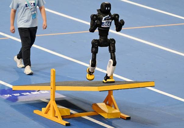 (260824) -- BEIJING, Aug. 24, 2026 -- The robot of Shanghai AGIbot Team competes during 400m Obstacles of the 2nd World Humanoid Robot Games in Beijing, capital of China, Aug. 24, 2026. ) (SP)CHINA-BEIJING-WORLD HUMANOID ROBOT GAMES (CN) ZhangxChenlin 