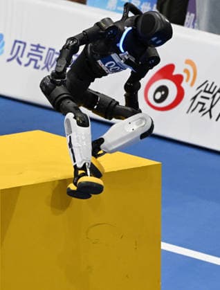 (260824) -- BEIJING, Aug. 24, 2026 -- The robot of Beijing AGIbot Team competes during 100m Obstacles of the 2nd World Humanoid Robot Games in Beijing, capital of China, Aug. 24, 2026. ) (SP)CHINA-BEIJING-WORLD HUMANOID ROBOT GAMES (CN) ZhangxChenlin 