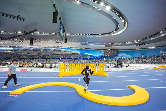 (260824) -- BEIJING, Aug. 24, 2026 -- The robot of Shanghai AGIbot Team competes during the 400m Obstacles of the 2nd World Humanoid Robot Games in Beijing, capital of China, Aug. 24, 2026. ) (SP)CHINA-BEIJING-WORLD HUMANOID ROBOT GAMES (CN) JuxHuanzong 