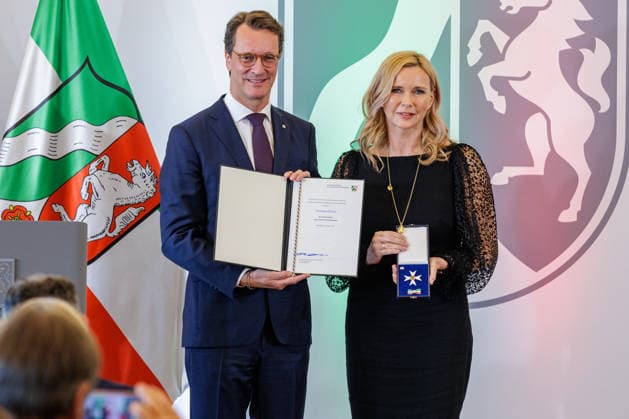 24.08.2026. Düsseldorf. (l-r) NRW-Ministerpräsident Hendrik Wüst und Veronica Ferres bei der Verleihung des Verdienstordens des Landes Nordrhein-Westfalen anlässlich des 80. Landesgeburtstages. Veronica Ferres hat als Schauspielerin den deutschen Film geprägt und Nordrhein-Westfalen als Kulturstandort international vertreten. Auch als Produzentin blieb sie ihrer Heimat verbunden. Wiederholt fanden Dreharbeiten für ihre Produktionen in Nordrhein-Westfalen statt. Seit vielen Jahren engagiert sie sich als Schirmherrin der Arche Kinderstiftung sowie des Bergischen Kinder- und Jugendhospizes Burgholz für benachteiligte und schwerkranke Kinder. Darüber hinaus setzt sie sich mit ihren Kinderbüchern für den Schutz und die Stärkung von