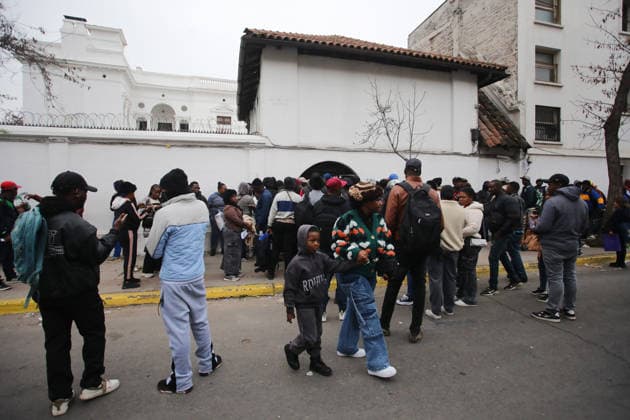 Santiago, August 24, 2026 Long lines outside the Haitian Embassy on Echaurren Street, near Claudio Gay, in the Santiago district. Jonnathan Oyarzun Aton Chile, Santiago, Chile Aton 1183500  Copyright: JONNATHANxOYARZUN ATONxCHILE