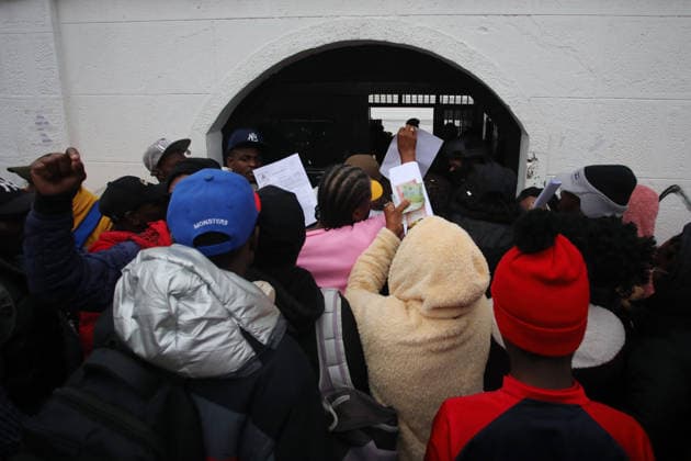 Santiago, August 24, 2026 Long lines outside the Haitian Embassy on Echaurren Street with Claudio Gay, Santiago municipality Jonnathan Oyarzun Aton Chile, Santiago, Chile Aton 1183505  Copyright: JONNATHANxOYARZUN ATONxCHILE