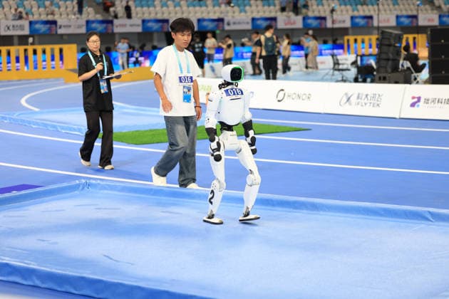 (260824) -- BEIJING, Aug. 24, 2026 -- The robot of Tianjiao Team competes during 400m Obstacles of the 2nd World Humanoid Robot Games in Beijing, capital of China, Aug. 24, 2026. ) (SP)CHINA-BEIJING-WORLD HUMANOID ROBOT GAMES (CN) XuxYanan 