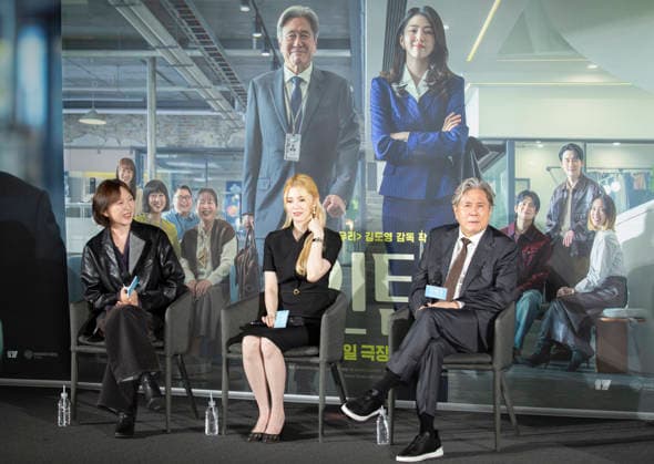 Kim Do-Young, Han So-Hee and Choi Min-Sik, Aug 24, 2026 : (L-R) Director Kim Do-Young with cast members Han So-Hee and Choi Min-Sik during a press conference for South Korean movie Intern in Seoul, South Korea. The Korean remake of the Hollywood hit The Intern (2015) is set to open on September 16.  aflo_342657102