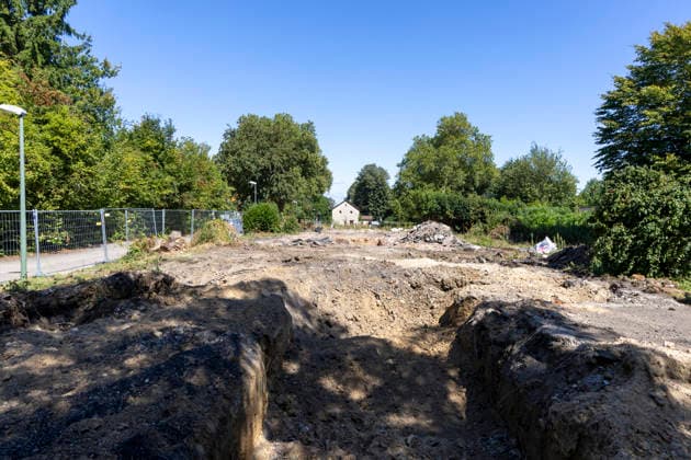 Das Essener Neubauprojekt Litterode. 24.08.2026, EU, DEU, Deutschland, Nordrhein-Westfalen, Essen: das Stadtteilentwicklungsprojekt Litterode der Allbau GmbH. Die um 1934 errichteten bewohnten Häuser im Stadtteil Leithe sollen abgerissen und anstelle der vorhandenen 36 Wohneinheiten 73 neue Wohnungen errichtet werden. Die Häuser die u.a von Bergmännern der Zeche Bonifazius seit Generationen bewohnt und gepflegt wurden, wehrten sich gegen die Kündigung und den Abriss. Ein Teil der Mieter entschied sich auf Druck der Allbau GmbH für einen Umzug und die leer stehenden Häuser wurden abgerissen. Die nach Meinung der ehemaligen Mieter und von unabhängigen Gutachtern untersuchten Häuser befanden sich in einem guten Zustand und der Allbau