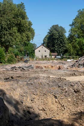 Das Essener Neubauprojekt Litterode. 24.08.2026, EU, DEU, Deutschland, Nordrhein-Westfalen, Essen: das Stadtteilentwicklungsprojekt Litterode der Allbau GmbH. Die um 1934 errichteten bewohnten Häuser im Stadtteil Leithe sollen abgerissen und anstelle der vorhandenen 36 Wohneinheiten 73 neue Wohnungen errichtet werden. Die Häuser die u.a von Bergmännern der Zeche Bonifazius seit Generationen bewohnt und gepflegt wurden, wehrten sich gegen die Kündigung und den Abriss. Ein Teil der Mieter entschied sich auf Druck der Allbau GmbH für einen Umzug und die leer stehenden Häuser wurden abgerissen. Die nach Meinung der ehemaligen Mieter und von unabhängigen Gutachtern untersuchten Häuser befanden sich in einem guten Zustand und der Allbau