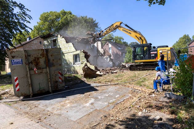 Das Essener Neubauprojekt Litterode. 24.08.2026, EU, DEU, Deutschland, Nordrhein-Westfalen, Essen: das Stadtteilentwicklungsprojekt Litterode der Allbau GmbH. Die um 1934 errichteten bewohnten Häuser im Stadtteil Leithe sollen abgerissen und anstelle der vorhandenen 36 Wohneinheiten 73 neue Wohnungen errichtet werden. Die Häuser die u.a von Bergmännern der Zeche Bonifazius seit Generationen bewohnt und gepflegt wurden, wehrten sich gegen die Kündigung und den Abriss. Ein Teil der Mieter entschied sich auf Druck der Allbau GmbH für einen Umzug und die leer stehenden Häuser wurden abgerissen. Die nach Meinung der ehemaligen Mieter und von unabhängigen Gutachtern untersuchten Häuser befanden sich in einem guten Zustand und der Allbau