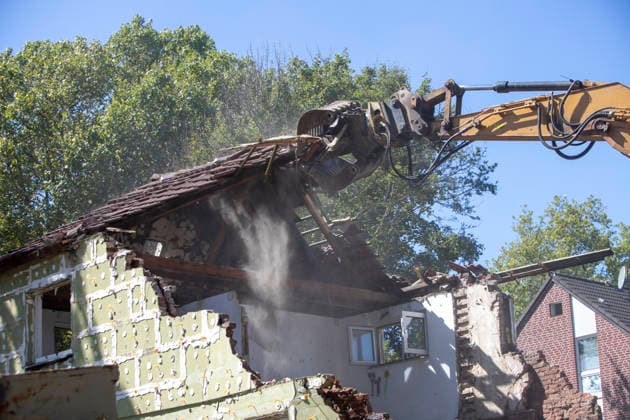 Das Essener Neubauprojekt Litterode. 24.08.2026, EU, DEU, Deutschland, Nordrhein-Westfalen, Essen: das Stadtteilentwicklungsprojekt Litterode der Allbau GmbH. Die um 1934 errichteten bewohnten Häuser im Stadtteil Leithe sollen abgerissen und anstelle der vorhandenen 36 Wohneinheiten 73 neue Wohnungen errichtet werden. Die Häuser die u.a von Bergmännern der Zeche Bonifazius seit Generationen bewohnt und gepflegt wurden, wehrten sich gegen die Kündigung und den Abriss. Ein Teil der Mieter entschied sich auf Druck der Allbau GmbH für einen Umzug und die leer stehenden Häuser wurden abgerissen. Die nach Meinung der ehemaligen Mieter und von unabhängigen Gutachtern untersuchten Häuser befanden sich in einem guten Zustand und der Allbau