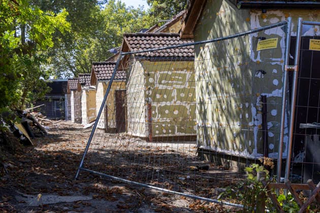 Das Essener Neubauprojekt Litterode. 24.08.2026, EU, DEU, Deutschland, Nordrhein-Westfalen, Essen: das Stadtteilentwicklungsprojekt Litterode der Allbau GmbH. Die um 1934 errichteten bewohnten Häuser im Stadtteil Leithe sollen abgerissen und anstelle der vorhandenen 36 Wohneinheiten 73 neue Wohnungen errichtet werden. Die Häuser die u.a von Bergmännern der Zeche Bonifazius seit Generationen bewohnt und gepflegt wurden, wehrten sich gegen die Kündigung und den Abriss. Ein Teil der Mieter entschied sich auf Druck der Allbau GmbH für einen Umzug und die leer stehenden Häuser wurden abgerissen. Die nach Meinung der ehemaligen Mieter und von unabhängigen Gutachtern untersuchten Häuser befanden sich in einem guten Zustand und der Allbau