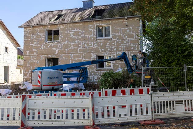 Das Essener Neubauprojekt Litterode. 24.08.2026, EU, DEU, Deutschland, Nordrhein-Westfalen, Essen: das Stadtteilentwicklungsprojekt Litterode der Allbau GmbH. Die um 1934 errichteten bewohnten Häuser im Stadtteil Leithe sollen abgerissen und anstelle der vorhandenen 36 Wohneinheiten 73 neue Wohnungen errichtet werden. Die Häuser die u.a von Bergmännern der Zeche Bonifazius seit Generationen bewohnt und gepflegt wurden, wehrten sich gegen die Kündigung und den Abriss. Ein Teil der Mieter entschied sich auf Druck der Allbau GmbH für einen Umzug und die leer stehenden Häuser wurden abgerissen. Die nach Meinung der ehemaligen Mieter und von unabhängigen Gutachtern untersuchten Häuser befanden sich in einem guten Zustand und der Allbau