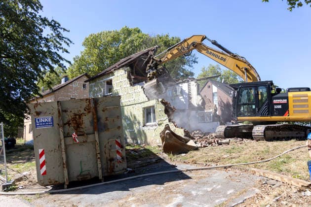 Das Essener Neubauprojekt Litterode. 24.08.2026, EU, DEU, Deutschland, Nordrhein-Westfalen, Essen: das Stadtteilentwicklungsprojekt Litterode der Allbau GmbH. Die um 1934 errichteten bewohnten Häuser im Stadtteil Leithe sollen abgerissen und anstelle der vorhandenen 36 Wohneinheiten 73 neue Wohnungen errichtet werden. Die Häuser die u.a von Bergmännern der Zeche Bonifazius seit Generationen bewohnt und gepflegt wurden, wehrten sich gegen die Kündigung und den Abriss. Ein Teil der Mieter entschied sich auf Druck der Allbau GmbH für einen Umzug und die leer stehenden Häuser wurden abgerissen. Die nach Meinung der ehemaligen Mieter und von unabhängigen Gutachtern untersuchten Häuser befanden sich in einem guten Zustand und der Allbau