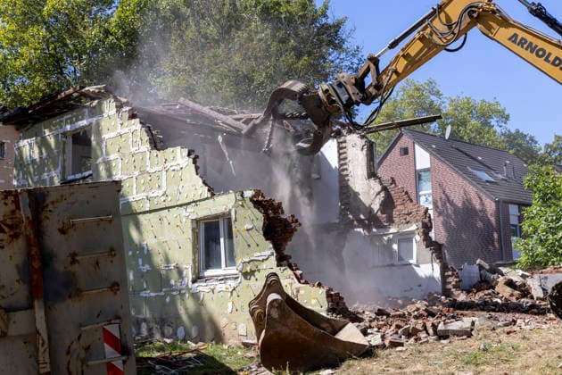 Das Essener Neubauprojekt Litterode. 24.08.2026, EU, DEU, Deutschland, Nordrhein-Westfalen, Essen: das Stadtteilentwicklungsprojekt Litterode der Allbau GmbH. Die um 1934 errichteten bewohnten Häuser im Stadtteil Leithe sollen abgerissen und anstelle der vorhandenen 36 Wohneinheiten 73 neue Wohnungen errichtet werden. Die Häuser die u.a von Bergmännern der Zeche Bonifazius seit Generationen bewohnt und gepflegt wurden, wehrten sich gegen die Kündigung und den Abriss. Ein Teil der Mieter entschied sich auf Druck der Allbau GmbH für einen Umzug und die leer stehenden Häuser wurden abgerissen. Die nach Meinung der ehemaligen Mieter und von unabhängigen Gutachtern untersuchten Häuser befanden sich in einem guten Zustand und der Allbau