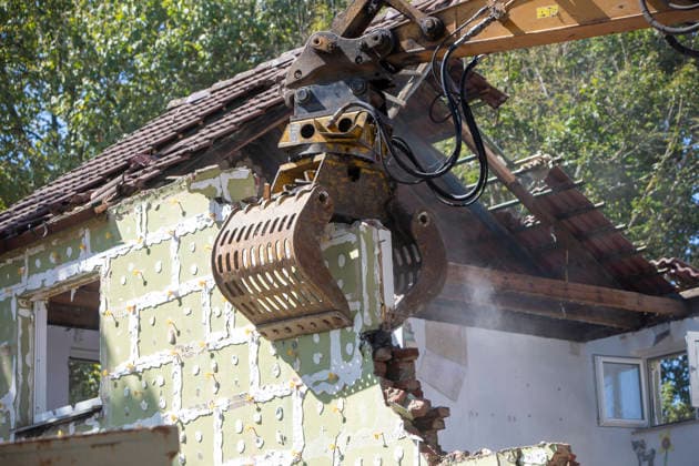 Das Essener Neubauprojekt Litterode. 24.08.2026, EU, DEU, Deutschland, Nordrhein-Westfalen, Essen: das Stadtteilentwicklungsprojekt Litterode der Allbau GmbH. Die um 1934 errichteten bewohnten Häuser im Stadtteil Leithe sollen abgerissen und anstelle der vorhandenen 36 Wohneinheiten 73 neue Wohnungen errichtet werden. Die Häuser die u.a von Bergmännern der Zeche Bonifazius seit Generationen bewohnt und gepflegt wurden, wehrten sich gegen die Kündigung und den Abriss. Ein Teil der Mieter entschied sich auf Druck der Allbau GmbH für einen Umzug und die leer stehenden Häuser wurden abgerissen. Die nach Meinung der ehemaligen Mieter und von unabhängigen Gutachtern untersuchten Häuser befanden sich in einem guten Zustand und der Allbau