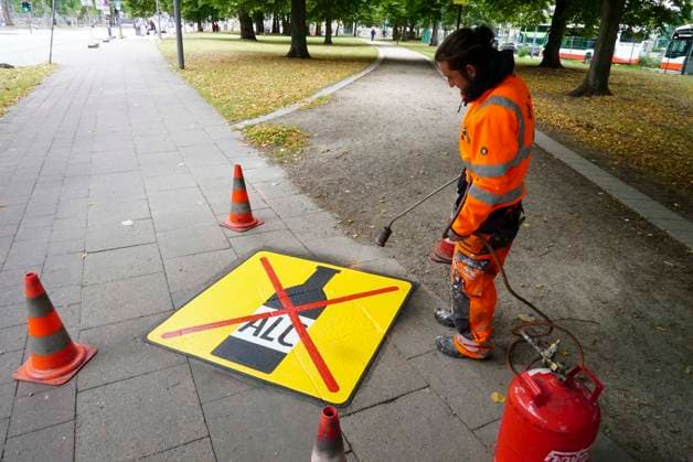 CNTV ALKOHLMAKIERUNG- Auf das Alkohlverbot in Teilen von St. Georg wird jetzt doppelt durch Gelb Schwarze Gehweg Makierung hingewiesen 24.AUGUST 2026 Hamburg Auf das seit dem 1.August 26 geltende Alkoholverboit in großen Teilen von Hamburg St. Georg haben bereits diverse Hinweisschilder an den Außengrenzen des Bereiches hingewiesen. Dieses scheint aber nicht ausreichend zu sein. Deshalb wurden heute rund um die Alkoholverbotszone in St. Georg an den Zufahrtswegen und Strassen weitere Hinweise auf den Fußwegen durch eine von den zuständigen Behörden beauftragte Fachfirma angebracht Hamburg Deutschland *** CNTV ALCOHOL MARKINGS The alcohol ban in parts of St. Georg is now indicated by double yellow-and-black sidewalk markings. August 24,