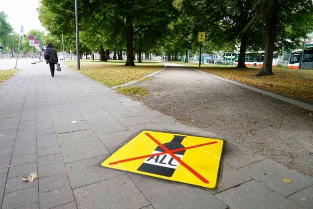 CNTV ALKOHLMAKIERUNG- Auf das Alkohlverbot in Teilen von St. Georg wird jetzt doppelt durch Gelb Schwarze Gehweg Makierung hingewiesen 24.AUGUST 2026 Hamburg Auf das seit dem 1.August 26 geltende Alkoholverboit in großen Teilen von Hamburg St. Georg haben bereits diverse Hinweisschilder an den Außengrenzen des Bereiches hingewiesen. Dieses scheint aber nicht ausreichend zu sein. Deshalb wurden heute rund um die Alkoholverbotszone in St. Georg an den Zufahrtswegen und Strassen weitere Hinweise auf den Fußwegen durch eine von den zuständigen Behörden beauftragte Fachfirma angebracht Hamburg Deutschland *** CNTV ALCOHOL MARKINGS The alcohol ban in parts of St. Georg is now indicated by double yellow-and-black sidewalk markings. August 24,