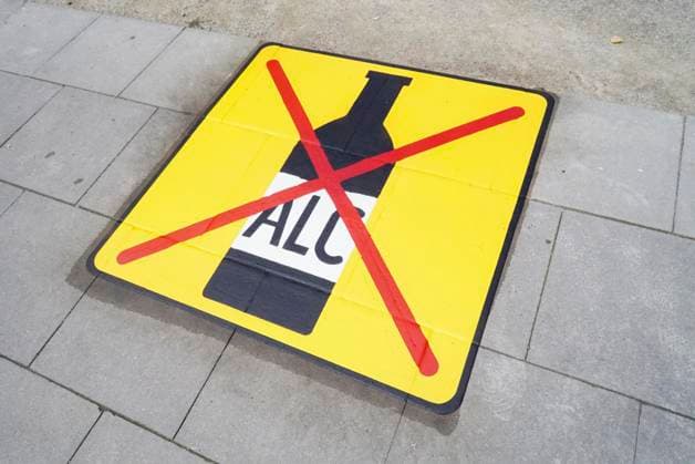 CNTV ALKOHLMAKIERUNG- Auf das Alkohlverbot in Teilen von St. Georg wird jetzt doppelt durch Gelb Schwarze Gehweg Makierung hingewiesen 24.AUGUST 2026 Hamburg Auf das seit dem 1.August 26 geltende Alkoholverboit in großen Teilen von Hamburg St. Georg haben bereits diverse Hinweisschilder an den Außengrenzen des Bereiches hingewiesen. Dieses scheint aber nicht ausreichend zu sein. Deshalb wurden heute rund um die Alkoholverbotszone in St. Georg an den Zufahrtswegen und Strassen weitere Hinweise auf den Fußwegen durch eine von den zuständigen Behörden beauftragte Fachfirma angebracht Hamburg Deutschland *** CNTV ALCOHOL MARKINGS The alcohol ban in parts of St. Georg is now indicated by double yellow-and-black sidewalk markings. August 24,