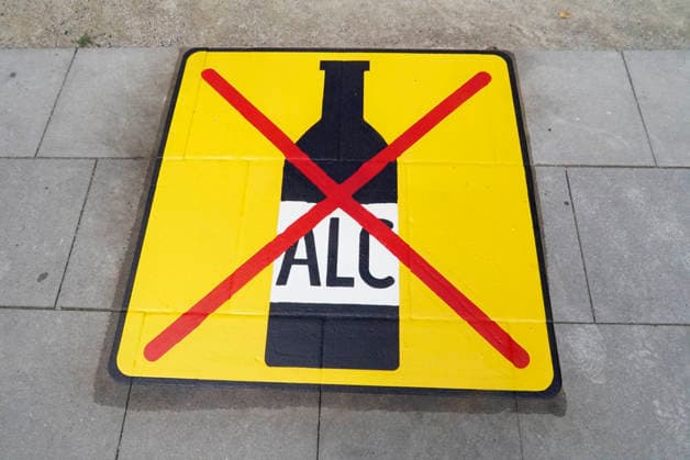 CNTV ALKOHLMAKIERUNG- Auf das Alkohlverbot in Teilen von St. Georg wird jetzt doppelt durch Gelb Schwarze Gehweg Makierung hingewiesen 24.AUGUST 2026 Hamburg Auf das seit dem 1.August 26 geltende Alkoholverboit in großen Teilen von Hamburg St. Georg haben bereits diverse Hinweisschilder an den Außengrenzen des Bereiches hingewiesen. Dieses scheint aber nicht ausreichend zu sein. Deshalb wurden heute rund um die Alkoholverbotszone in St. Georg an den Zufahrtswegen und Strassen weitere Hinweise auf den Fußwegen durch eine von den zuständigen Behörden beauftragte Fachfirma angebracht Hamburg Deutschland *** CNTV ALCOHOL MARKINGS The alcohol ban in parts of St. Georg is now indicated by double yellow-and-black sidewalk markings. August 24,