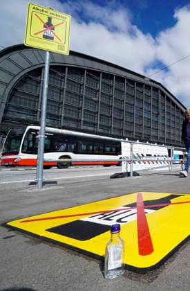CNTV ALKOHLMAKIERUNG- Auf das Alkohlverbot in Teilen von St. Georg wird jetzt doppelt durch Gelb Schwarze Gehweg Makierung hingewiesen 24.AUGUST 2026 Hamburg Auf das seit dem 1.August 26 geltende Alkoholverboit in großen Teilen von Hamburg St. Georg haben bereits diverse Hinweisschilder an den Außengrenzen des Bereiches hingewiesen. Dieses scheint aber nicht ausreichend zu sein. Deshalb wurden heute rund um die Alkoholverbotszone in St. Georg an den Zufahrtswegen und Strassen weitere Hinweise auf den Fußwegen durch eine von den zuständigen Behörden beauftragte Fachfirma angebracht Hamburg Deutschland *** CNTV ALCOHOL MARKINGS The alcohol ban in parts of St. Georg is now indicated by double yellow-and-black sidewalk markings. August 24,