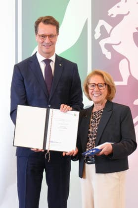 Verleihung des Verdienstorden NRW mit Ministerpraesident Wuest Hendrik Wuest gemeinsam mit Monika Bartsch bei der Verleihung des Verdienstorden des Landes Nordrhein-Westfalen in der Staatskanzlei, Duesseldorf, 24.08.2026 Duesseldorf Nordrhein-Westfalen Deutschland *** Awarding of the Order of Merit of North Rhine-Westphalia with Minister President Wuest Hendrik Wuest and Monika Bartsch at the ceremony for the Order of Merit of the State of North Rhine-Westphalia at the State Chancellery, Düsseldorf, August 24, 2026, Düsseldorf, North Rhine-Westphalia, Germany