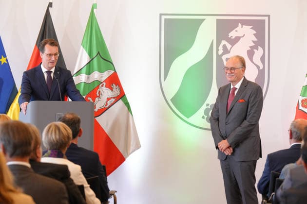 Verleihung des Verdienstorden NRW mit Ministerpraesident Wuest Hendrik Wuest gemeinsam mit Bernhard Conin bei der Verleihung des Verdienstorden des Landes Nordrhein-Westfalen in der Staatskanzlei, Duesseldorf, 24.08.2026 Duesseldorf Nordrhein-Westfalen Deutschland *** Awarding of the Order of Merit of North Rhine-Westphalia with Minister President Wuest Hendrik Wuest and Bernhard Conin at the ceremony for the Order of Merit of the State of North Rhine-Westphalia at the State Chancellery, Düsseldorf, August 24, 2026 Düsseldorf North Rhine-Westphalia Germany