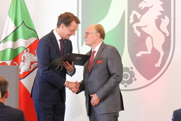 Verleihung des Verdienstorden NRW mit Ministerpraesident Wuest Hendrik Wuest gemeinsam mit Bernhard Conin bei der Verleihung des Verdienstorden des Landes Nordrhein-Westfalen in der Staatskanzlei, Duesseldorf, 24.08.2026 Duesseldorf Nordrhein-Westfalen Deutschland *** Awarding of the Order of Merit of North Rhine-Westphalia with Minister President Wuest Hendrik Wuest and Bernhard Conin at the ceremony for the Order of Merit of the State of North Rhine-Westphalia at the State Chancellery, Düsseldorf, August 24, 2026 Düsseldorf North Rhine-Westphalia Germany