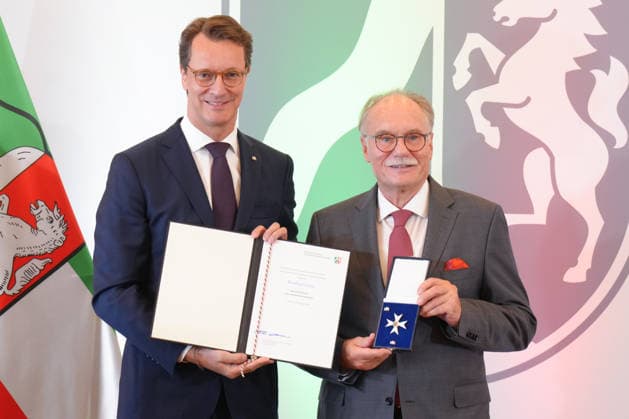 Verleihung des Verdienstorden NRW mit Ministerpraesident Wuest Hendrik Wuest gemeinsam mit Bernhard Conin bei der Verleihung des Verdienstorden des Landes Nordrhein-Westfalen in der Staatskanzlei, Duesseldorf, 24.08.2026 Duesseldorf Nordrhein-Westfalen Deutschland *** Awarding of the Order of Merit of North Rhine-Westphalia with Minister President Wuest Hendrik Wuest and Bernhard Conin at the ceremony for the Order of Merit of the State of North Rhine-Westphalia at the State Chancellery, Düsseldorf, August 24, 2026 Düsseldorf North Rhine-Westphalia Germany
