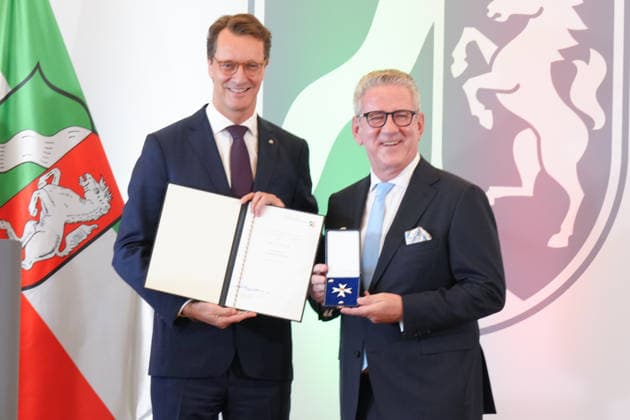Verleihung des Verdienstorden NRW mit Ministerpraesident Wuest Hendrik Wuest gemeinsam mit Lothar Hoerning bei der Verleihung des Verdienstorden des Landes Nordrhein-Westfalen in der Staatskanzlei, Duesseldorf, 24.08.2026 Duesseldorf Nordrhein-Westfalen Deutschland *** Awarding of the Order of Merit of North Rhine-Westphalia with Minister President Wuest Hendrik Wuest, together with Lothar Hoerning, at the ceremony for the Order of Merit of the State of North Rhine-Westphalia at the State Chancellery, Düsseldorf, August 24, 2026, Düsseldorf, North Rhine-Westphalia, Germany
