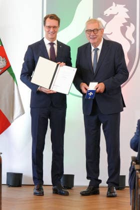 Verleihung des Verdienstorden NRW mit Ministerpraesident Wuest Ministerpraesident Hendrik Wuest gemeinsam mit Unternehmer Arndt G. Kirchhoff bei der Verleihung des Verdienstorden des Landes Nordrhein-Westfalen in der Staatskanzlei, Duesseldorf, 24.08.2026 Duesseldorf Nordrhein-Westfalen Deutschland *** Award Ceremony for the Order of Merit of North Rhine-Westphalia with Minister President Wuest Minister President Hendrik Wuest together with entrepreneur Arndt G. Kirchhoff at the award ceremony for the Order of Merit of the State of North Rhine-Westphalia at the State Chancellery in Düsseldorf, August 24, 2026, Düsseldorf, North Rhine-Westphalia, Germany