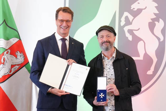 Verleihung des Verdienstorden NRW mit Ministerpraesident Wuest Hendrik Wuest gemeinsam mit Zeichner und Kuentler Ralf Koenig bei der Verleihung des Verdienstorden des Landes Nordrhein-Westfalen in der Staatskanzlei, Duesseldorf, 24.08.2026 Duesseldorf Nordrhein-Westfalen Deutschland *** Awarding of the Order of Merit of North Rhine-Westphalia with Minister President Hendrik Wuest and illustrator and artist Ralf Koenig at the ceremony for the Order of Merit of the State of North Rhine-Westphalia at the State Chancellery in Düsseldorf, August 24, 2026, Düsseldorf, North Rhine-Westphalia, Germany