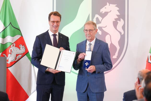 Verleihung des Verdienstorden NRW mit Ministerpraesident Wuest Hendrik Wuest gemeinsam mit Norbert Mering bei der Verleihung des Verdienstorden des Landes Nordrhein-Westfalen in der Staatskanzlei, Duesseldorf, 24.08.2026 Duesseldorf Nordrhein-Westfalen Deutschland *** Awarding of the Order of Merit of North Rhine-Westphalia with Minister President Wuest Hendrik Wuest and Norbert Mering at the ceremony for the Order of Merit of the State of North Rhine-Westphalia at the State Chancellery, Düsseldorf, August 24, 2026, Düsseldorf, North Rhine-Westphalia, Germany