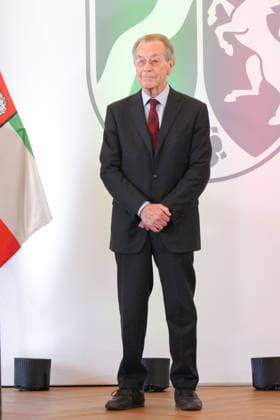Verleihung des Verdienstorden NRW mit Ministerpraesident Wuest SPD Urgestein Franz Muentefering bei der Verleihung des Verdienstorden des Landes Nordrhein-Westfalen in der Staatskanzlei, Duesseldorf, 24.08.2026 Duesseldorf Nordrhein-Westfalen Deutschland *** Awarding of the Order of Merit of North Rhine-Westphalia with Minister President Wuest and SPD veteran Franz Müntefering at the ceremony for the Order of Merit of the State of North Rhine-Westphalia at the State Chancellery, Düsseldorf, August 24, 2026, Düsseldorf, North Rhine-Westphalia, Germany