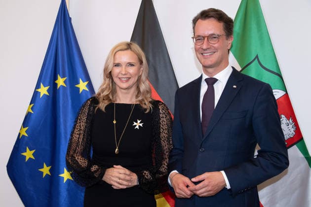Schauspielerin Veronica FERRES mit dem NRW Verdienstorden, und Hendrik WUEST, Wüst, CDU, Ministerpraesident des Landes Nordrhein-Westfalen, Ministerpraesident Hendrik WUEST zeichnet Buergerinnen und Buerger aus Nordrhein-Westfalen fuer ihr aussergewoehnliches Engagement fuer die Gesellschaft mit dem Verdienstorden des Landes aus, Verleihung des Verdienstordens des Landes Nordrhein-Westfalen in Duesseldorf am 24.08.2026 *** Actress Veronica FERRES, recipient of the NRW Order of Merit, and Hendrik WUEST, Wüst, CDU, Minister-President of the State of North Rhine-Westphalia; Minister-President Hendrik WUEST honors citizens of North Rhine-Westphalia for their exceptional commitment to society with the State Order of Merit, Award ceremony for