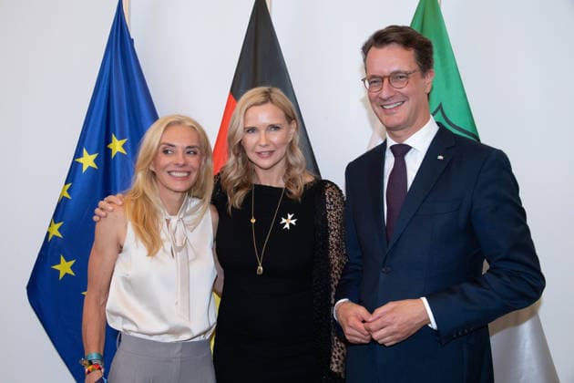 v.l. Inga LESCHEK; COO RTL Deutschland, Schauspielerin Veronica FERRES mit dem NRW Verdienstorden, Hendrik WUEST, Wüst, CDU, Ministerpraesident des Landes Nordrhein-Westfalen, Ministerpraesident Hendrik WUEST zeichnet Buergerinnen und Buerger aus Nordrhein-Westfalen fuer ihr aussergewoehnliches Engagement fuer die Gesellschaft mit dem Verdienstorden des Landes aus, Verleihung des Verdienstordens des Landes Nordrhein-Westfalen in Duesseldorf am 24.08.2026 *** From left: Inga LESCHEK, COO of RTL Germany; actress Veronica FERRES, recipient of the Order of Merit of North Rhine-Westphalia; Hendrik WUEST, Wüst, CDU, Minister-President of the State of North Rhine-Westphalia; Minister-President Hendrik WUEST honors citizens of North Rhine-West
