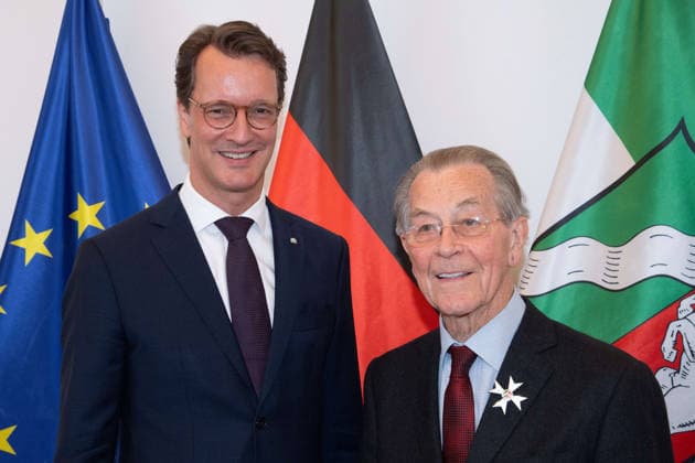 v.l. Hendrik WUEST, Wüst, CDU, Ministerpraesident des Landes Nordrhein-Westfalen, Franz MUENTEFERING, SPD, Politiker, mit dem NRW Verdienstorden, Ministerpraesident Hendrik WUEST zeichnet Buergerinnen und Buerger aus Nordrhein-Westfalen fuer ihr aussergewoehnliches Engagement fuer die Gesellschaft mit dem Verdienstorden des Landes aus, Verleihung des Verdienstordens des Landes Nordrhein-Westfalen in Duesseldorf am 24.08.2026 *** From left: Hendrik WUEST, Wüst, CDU, Minister President of the State of North Rhine-Westphalia; Franz MUENTEFERING, SPD, politician, recipient of the North Rhine-Westphalia Order of Merit; Minister President Hendrik WUEST honors citizens of North Rhine-Westphalia for their exceptional commitment to society with